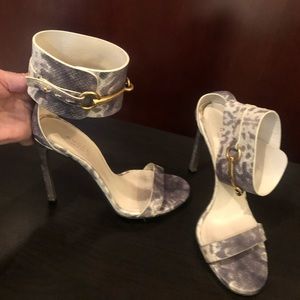 Gucci leather heals, grey snake print size 8